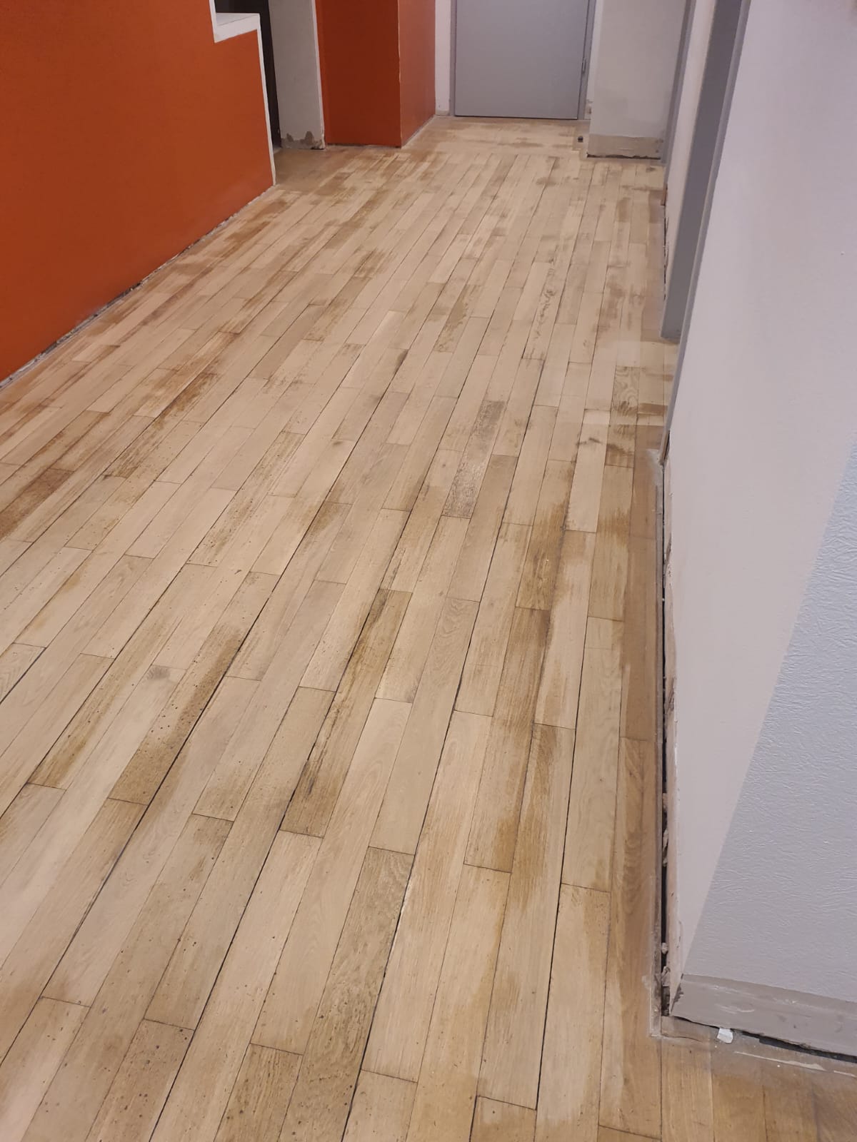 Parquet vitrifié terne ? – Burkant Cleaner