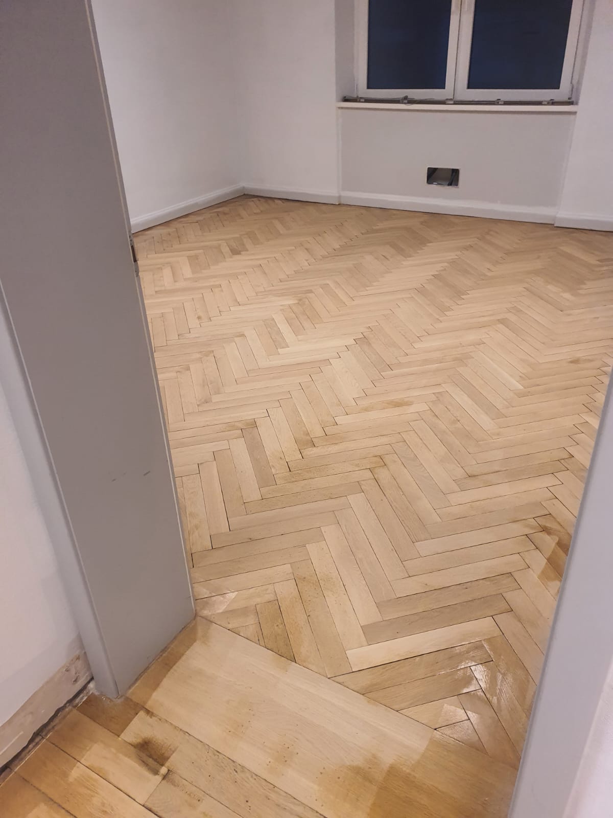 Ponçage et vitrification d'un parquet bâton rompu