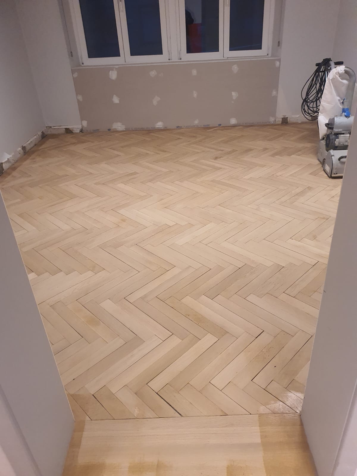 Comment poncer et vitrifier un parquet bâtons rompus ?